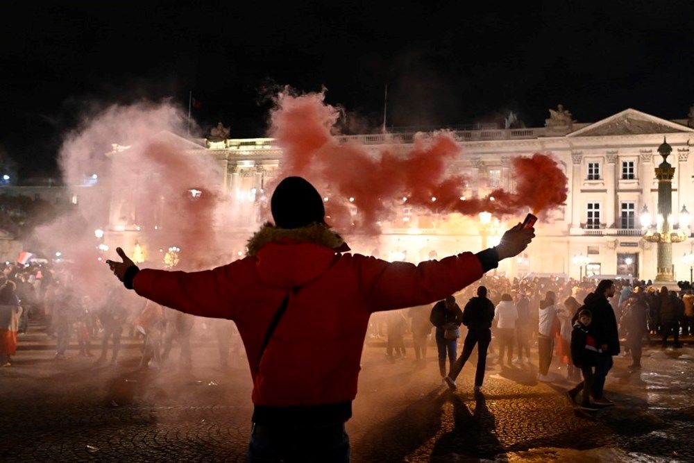 Paris yanıyor! Fransızlar milli takımlarını 50 bin kişiyle karşıladı 6