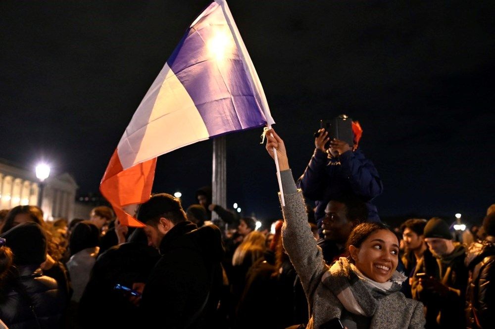 Paris yanıyor! Fransızlar milli takımlarını 50 bin kişiyle karşıladı 8