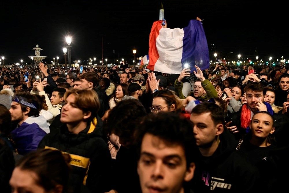 Paris yanıyor! Fransızlar milli takımlarını 50 bin kişiyle karşıladı 9