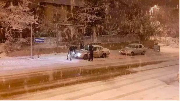 Kar yağışı başladı: 4 ilçede okullar tatil edildi 3