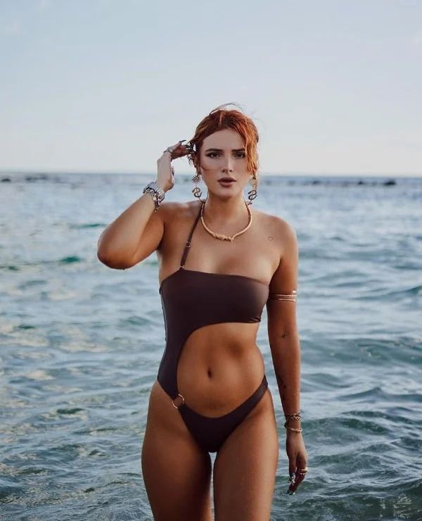 OnlyFans'ta 24 saatte 1 milyon dolar kazanmıştı! Bella Thorne pozlarıyla sosyal medyayı salladı 3