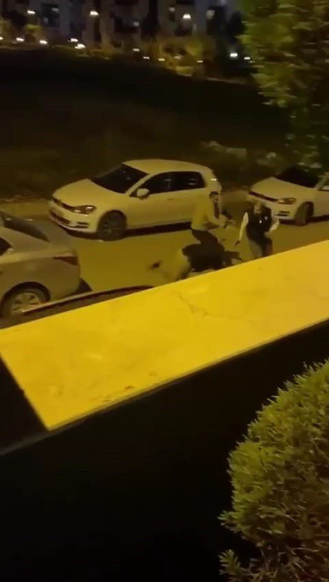 Sokak ortasında çatıştılar: Kavganın sonu kanlı bitti, 1 yaralı var 1