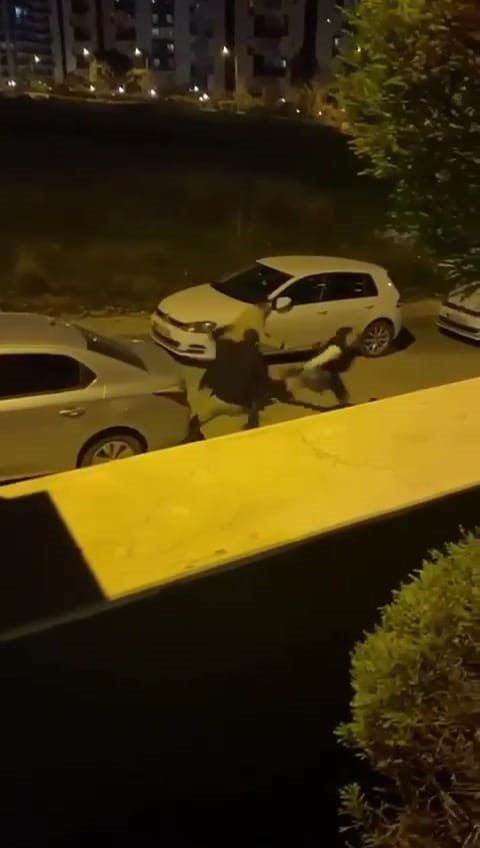 Sokak ortasında çatıştılar: Kavganın sonu kanlı bitti, 1 yaralı var 2