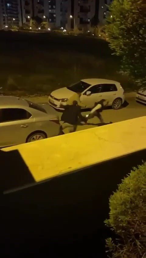 Sokak ortasında çatıştılar: Kavganın sonu kanlı bitti, 1 yaralı var 3