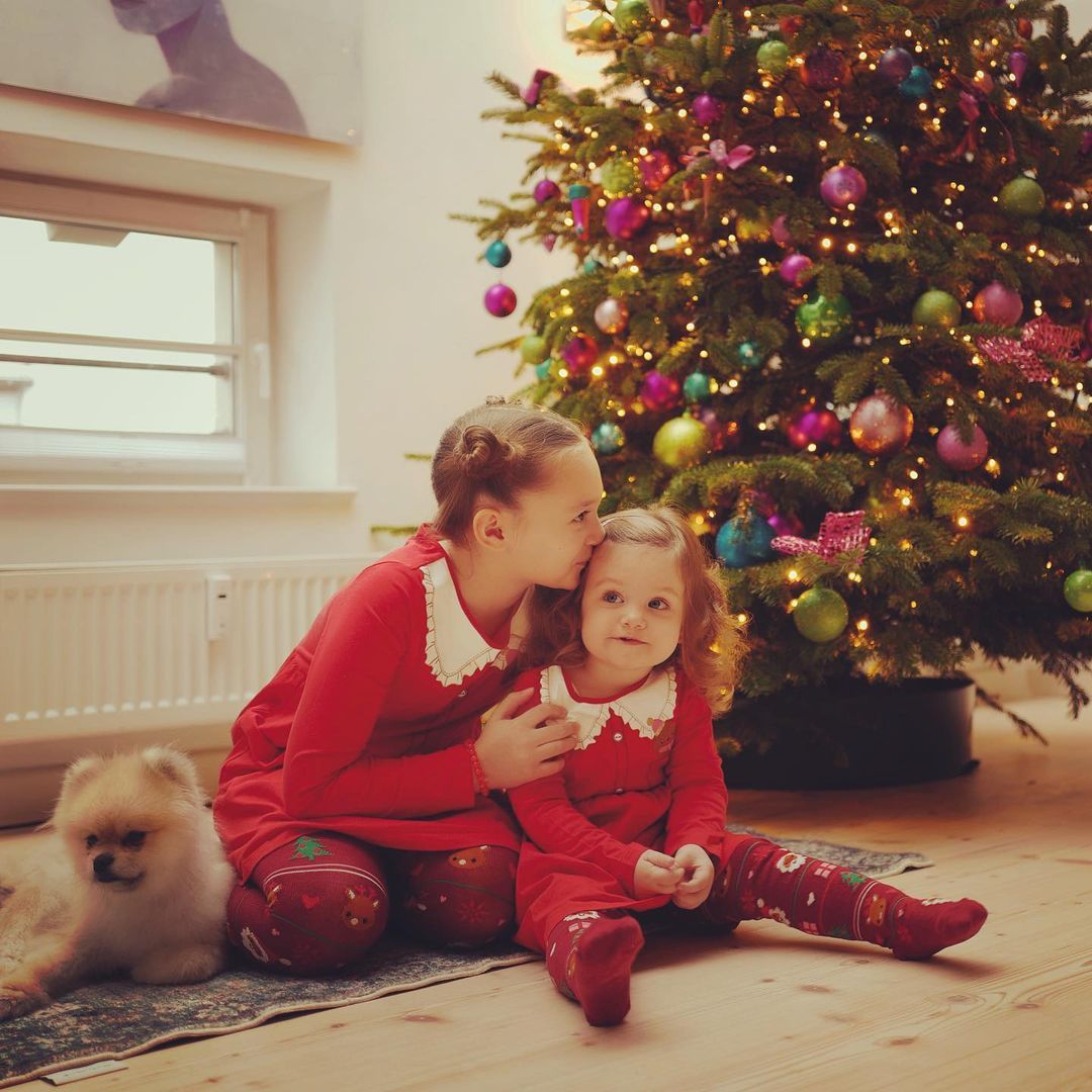 Meryem Uzerli ve kızları Lara Jemine ile Lily Koi'den yılbaşı pozları 9
