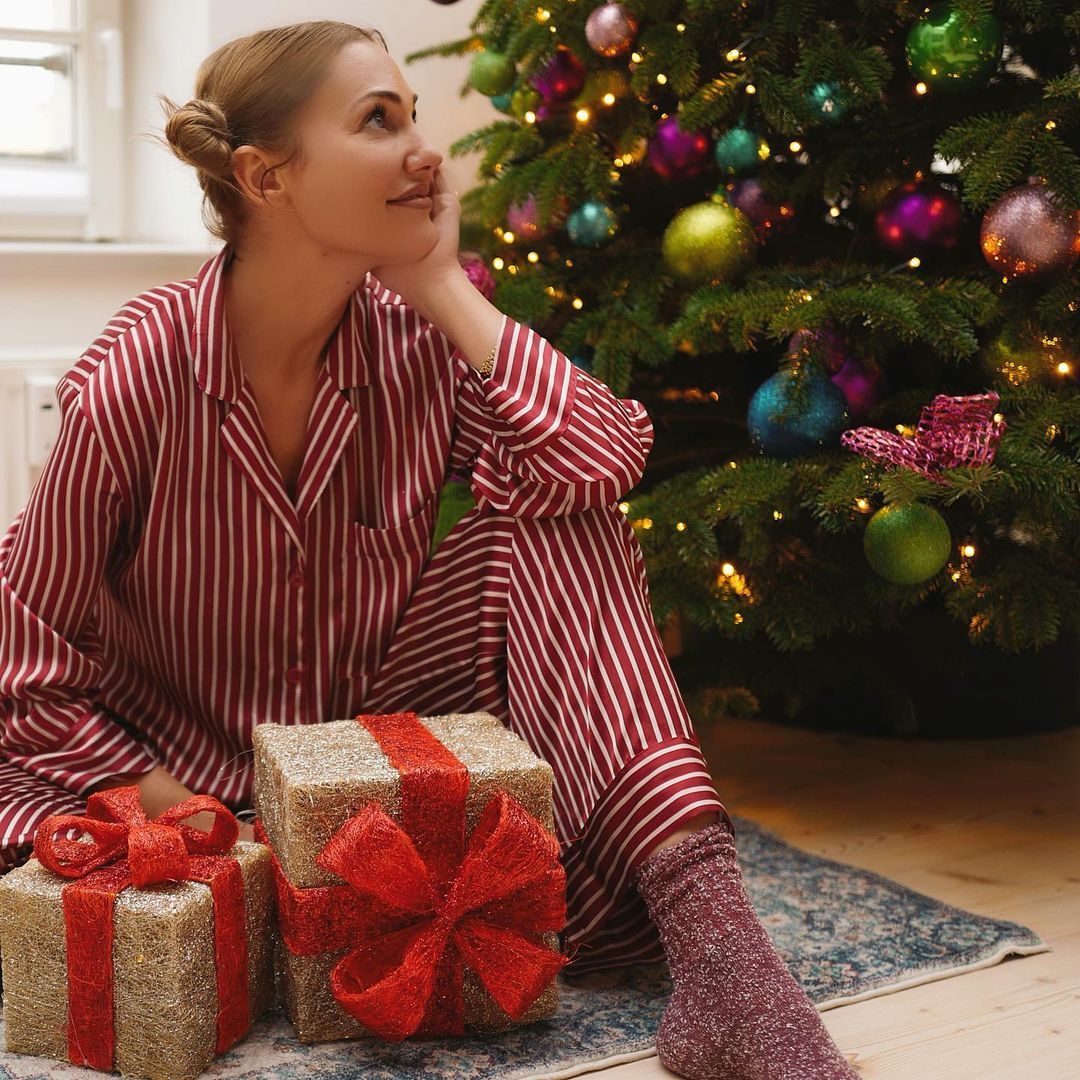 Meryem Uzerli ve kızları Lara Jemine ile Lily Koi'den yılbaşı pozları 6