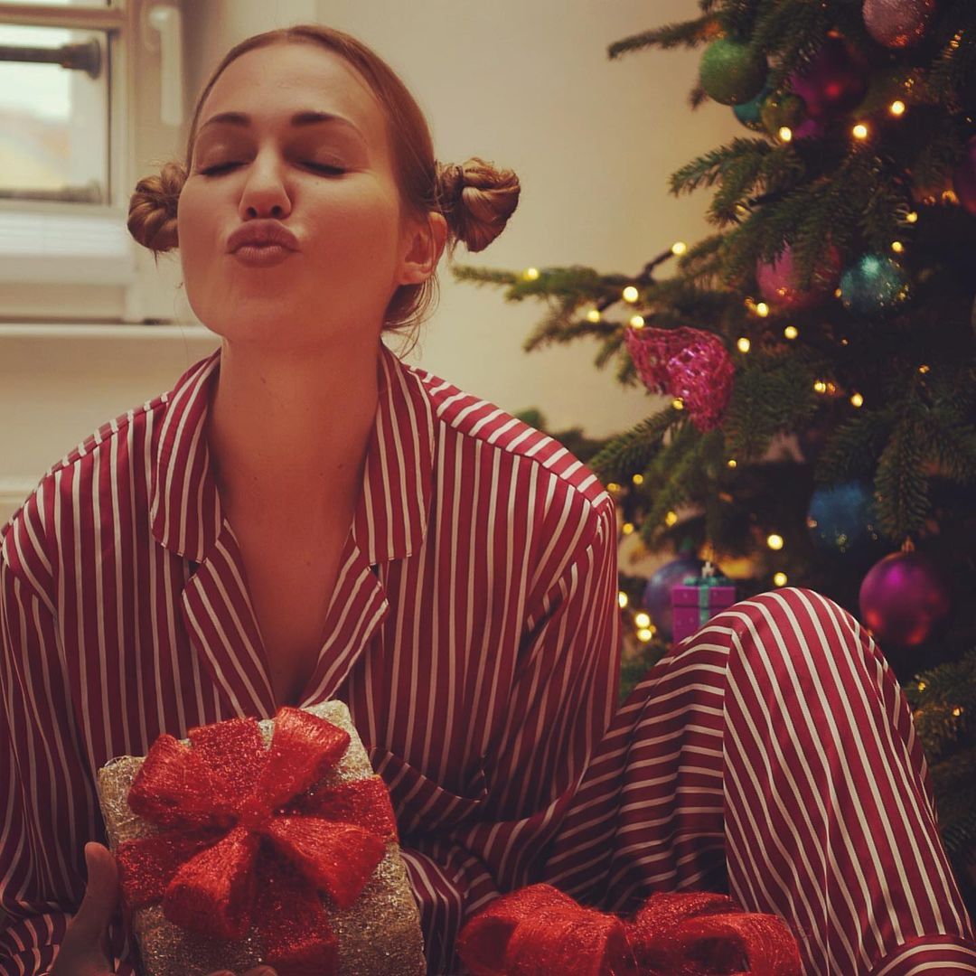 Meryem Uzerli ve kızları Lara Jemine ile Lily Koi'den yılbaşı pozları 1