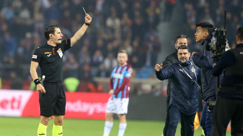 Derbide çılgınlık! Kartlar havada uçuştu, göz gözü görmedi... 2