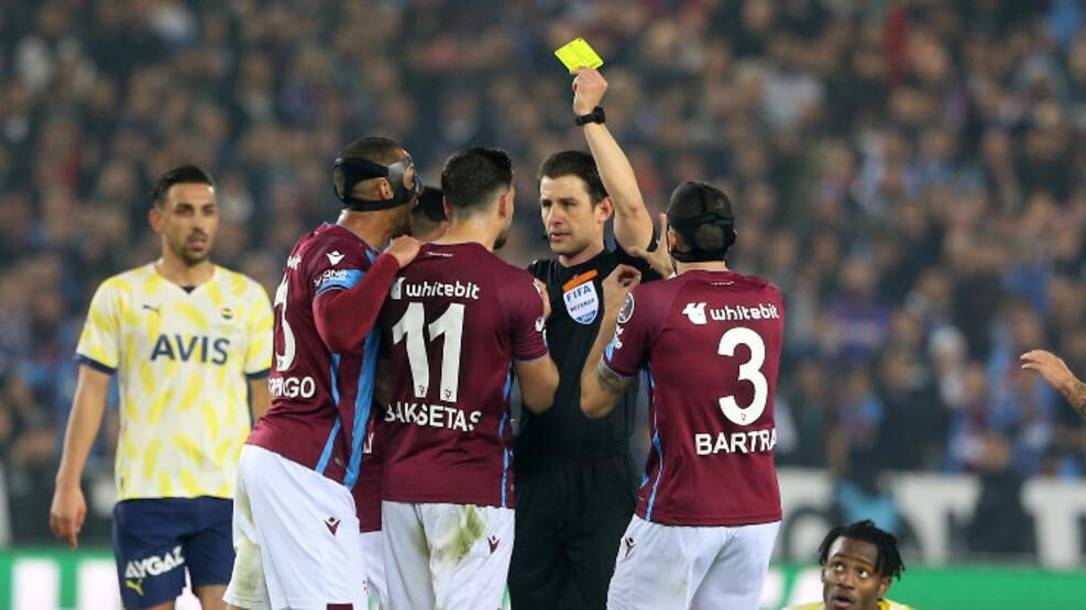 Derbide çılgınlık! Kartlar havada uçuştu, göz gözü görmedi... 4