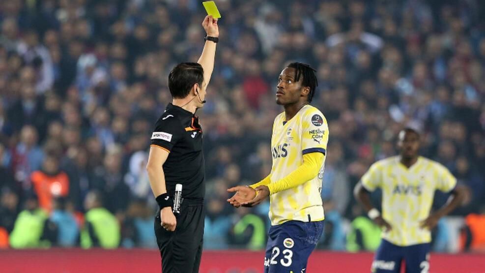 Derbide çılgınlık! Kartlar havada uçuştu, göz gözü görmedi... 5