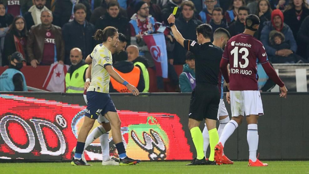 Derbide çılgınlık! Kartlar havada uçuştu, göz gözü görmedi... 6