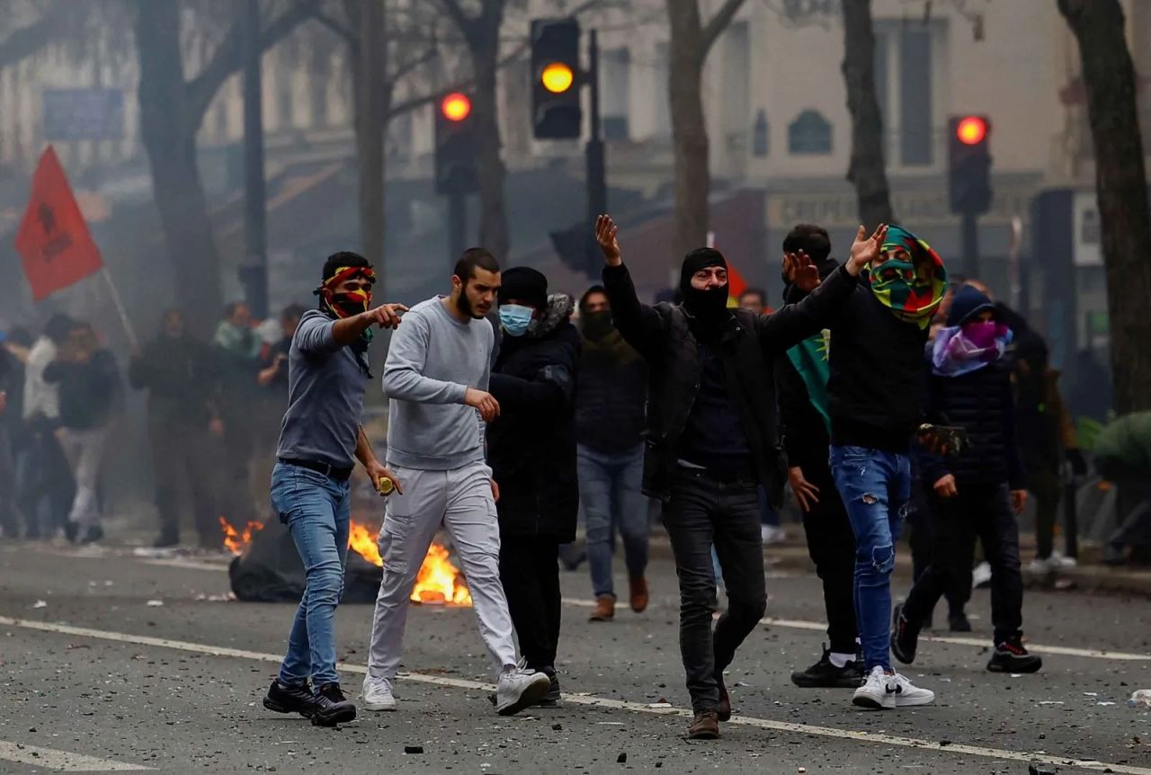 PKK yandaşları Paris'i savaş alanına çevirdi! Taş taş üstünde bırakmadılar... 1
