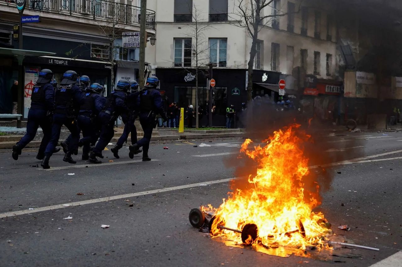 PKK yandaşları Paris'i savaş alanına çevirdi! Taş taş üstünde bırakmadılar... 2