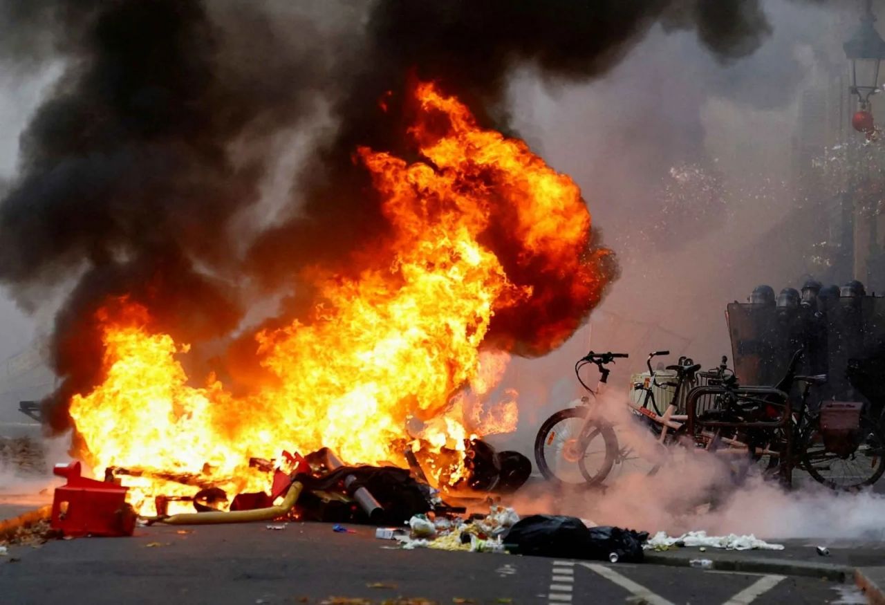 PKK yandaşları Paris'i savaş alanına çevirdi! Taş taş üstünde bırakmadılar... 7