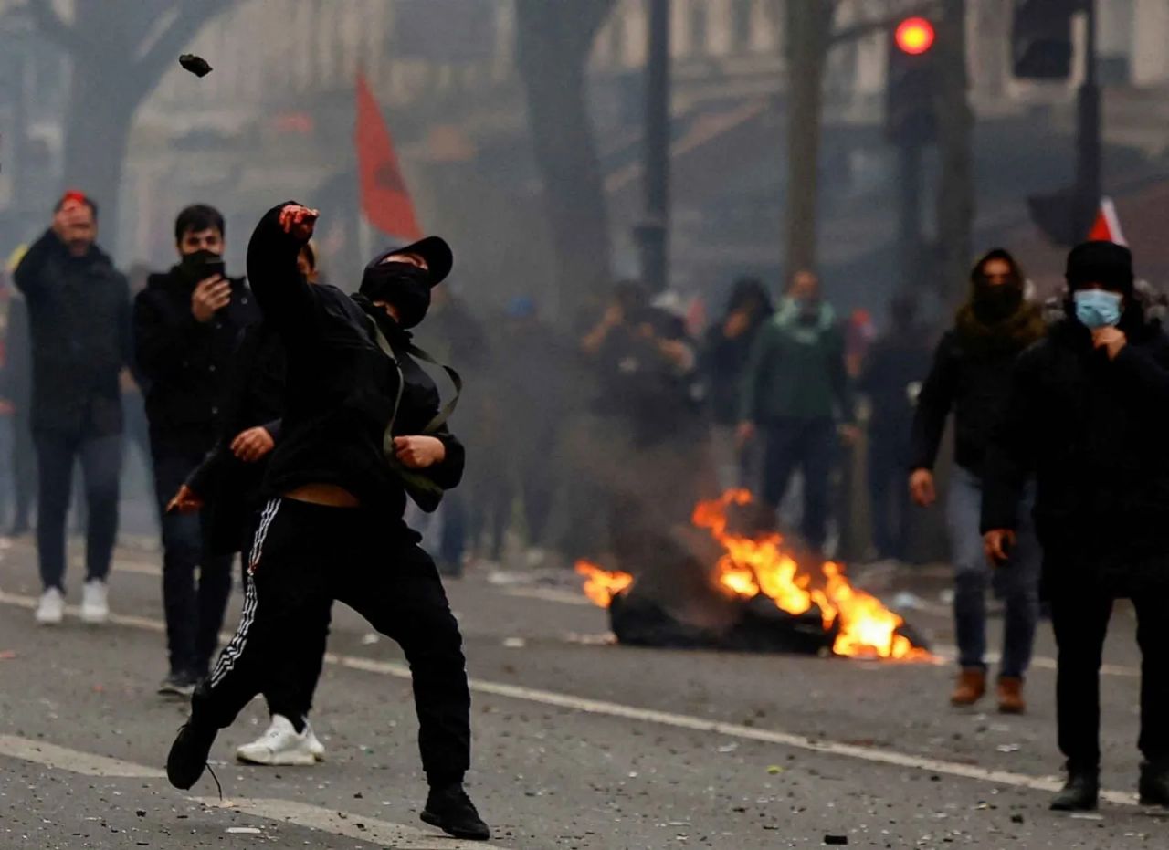 PKK yandaşları Paris'i savaş alanına çevirdi! Taş taş üstünde bırakmadılar... 6