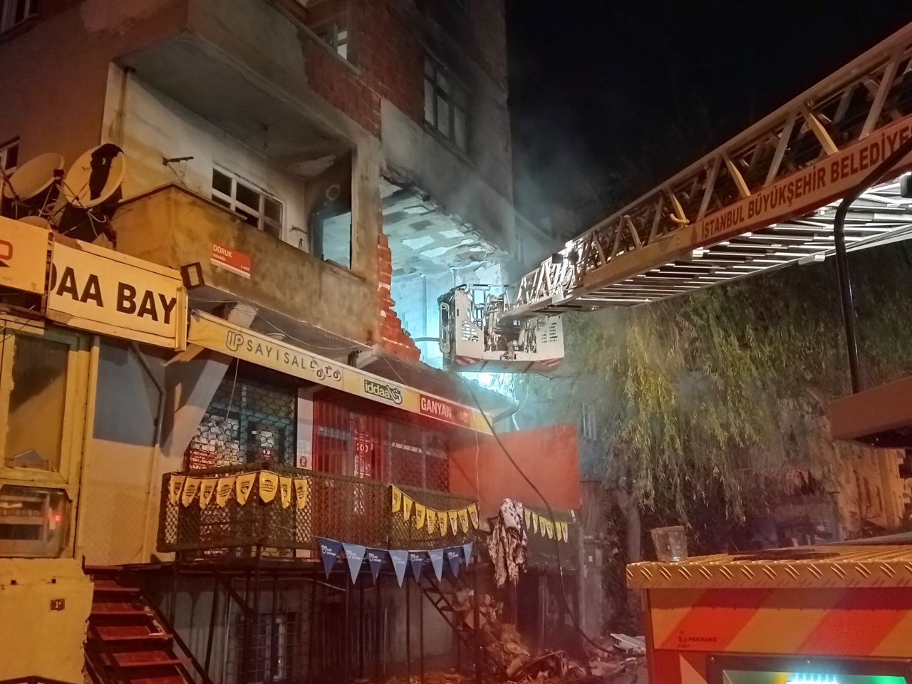 Avcılar'da ev sahibine kızan kiracı boşalttığı evi ateşe verdi 6