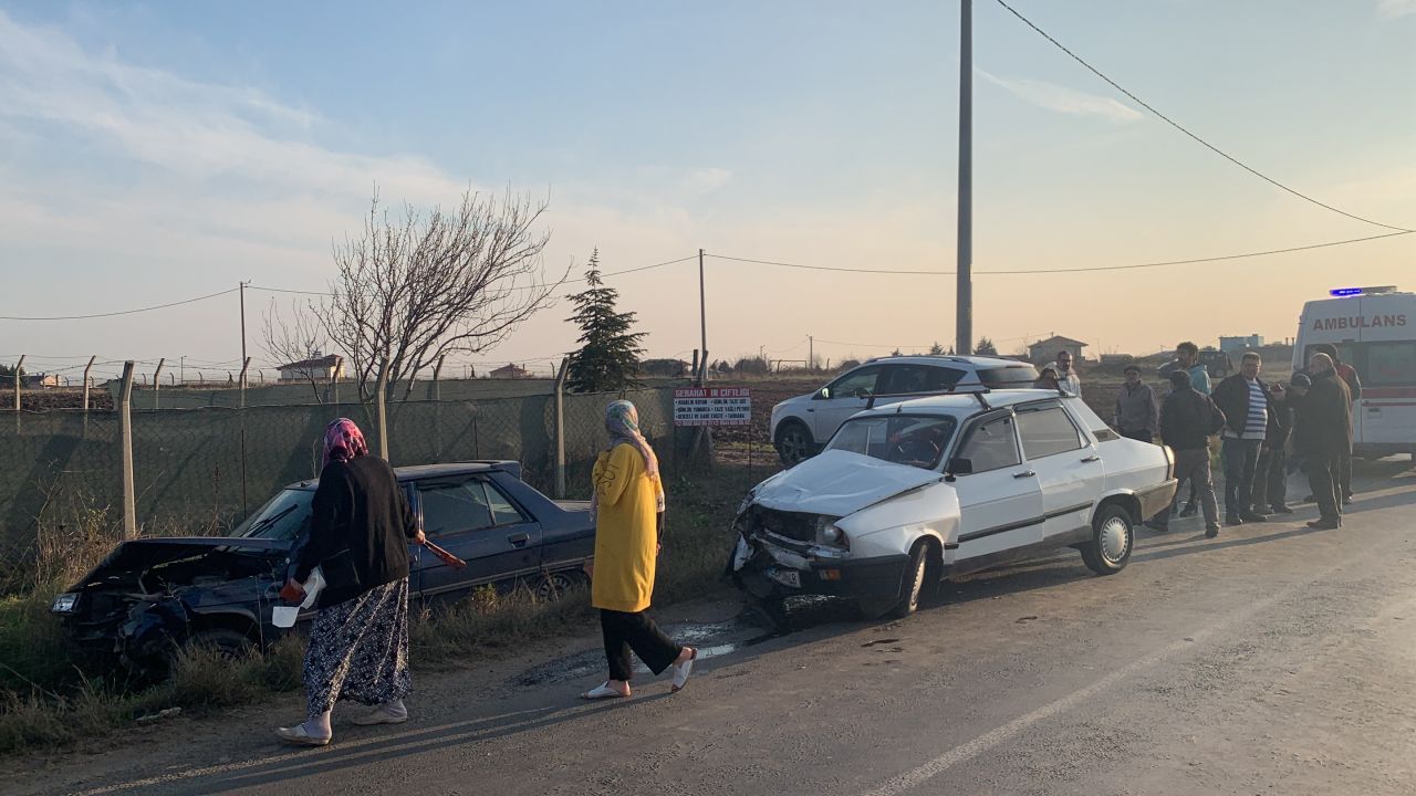 Tekirdağ'da 2 otomobil kafa kafaya çarpıştı! 3