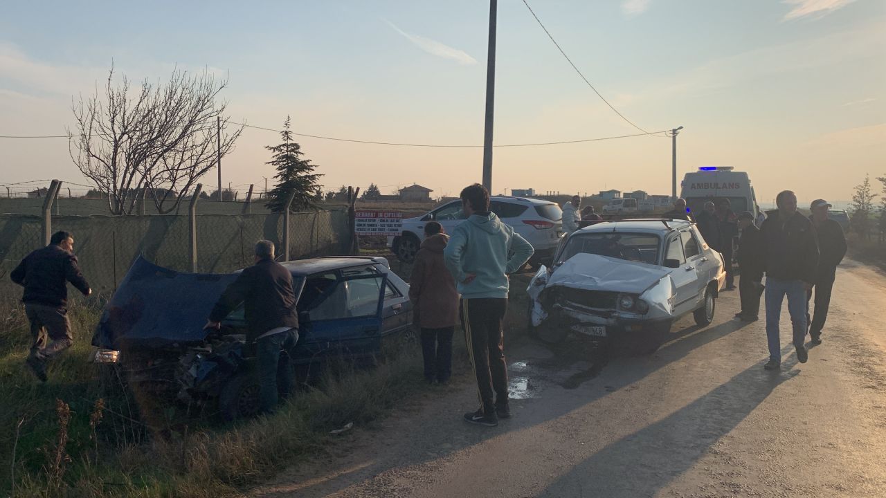 Tekirdağ'da 2 otomobil kafa kafaya çarpıştı! 4