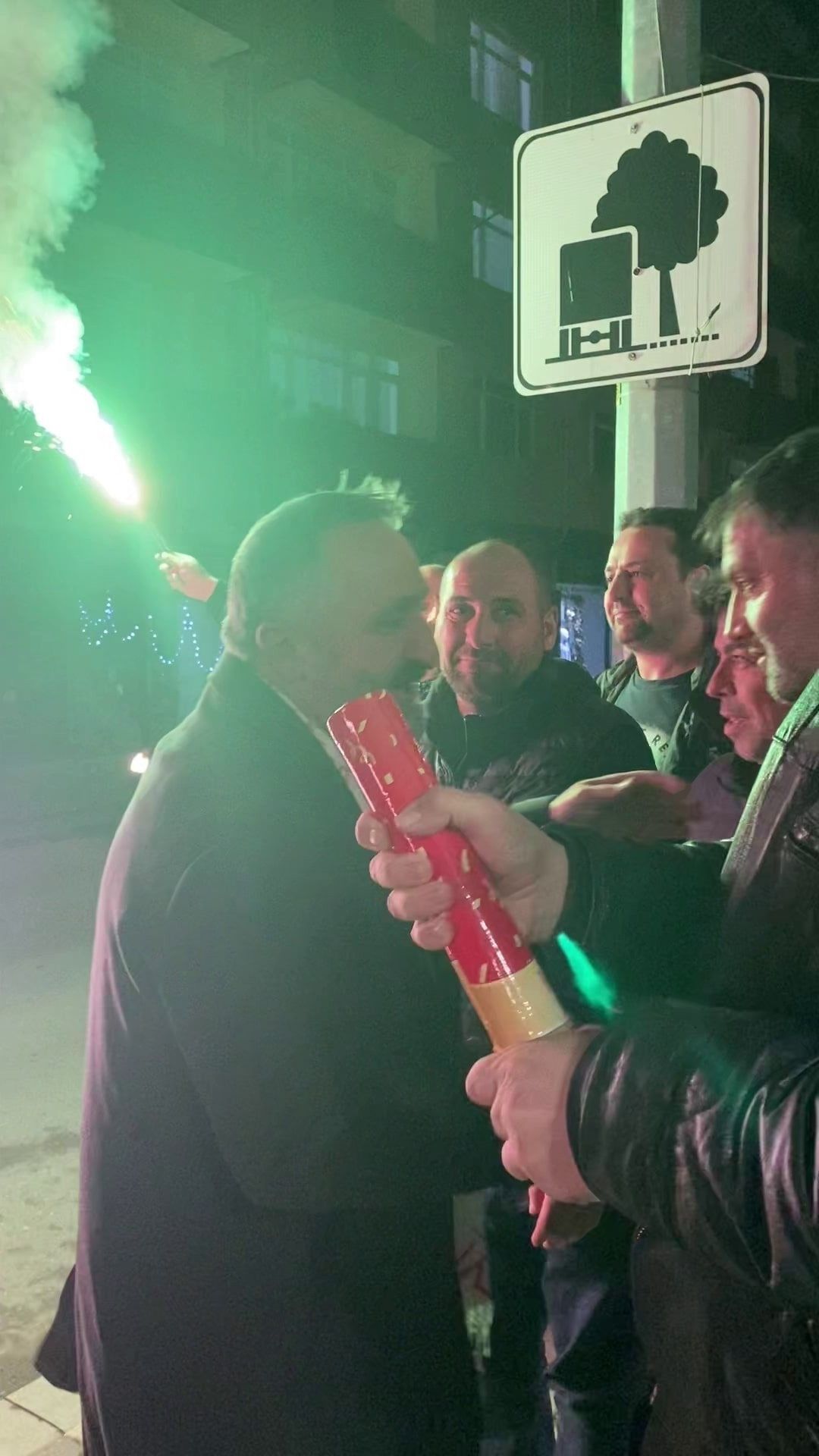 Vatandaşlardan EYT düzenlemesine konfetili kutlama 1