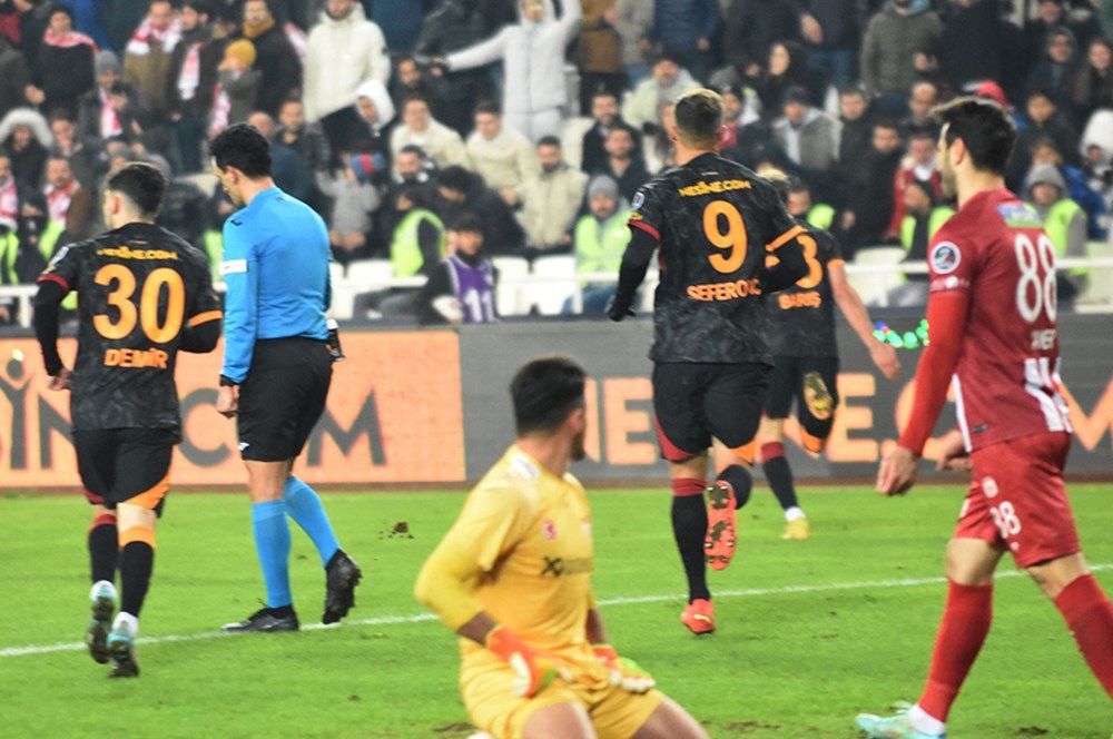 Hakemler Sivasspor - Galatasaray maçındaki olay yaratan pozisyonu konuştu! "Açık bir hata yok, skandal bir hata var" 1