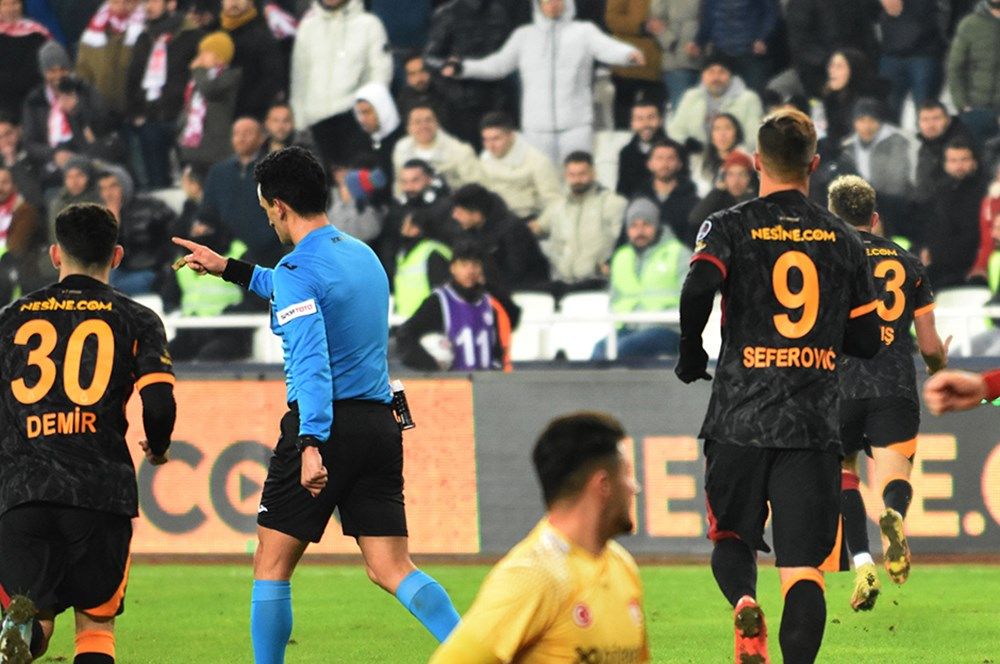 Hakemler Sivasspor - Galatasaray maçındaki olay yaratan pozisyonu konuştu! "Açık bir hata yok, skandal bir hata var" 2