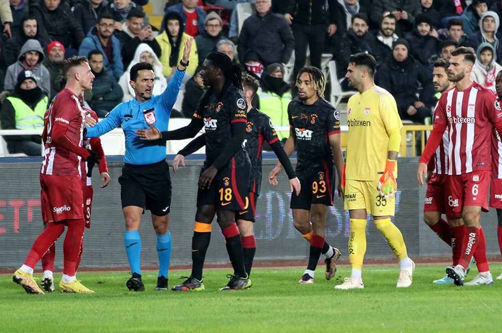 Hakemler Sivasspor - Galatasaray maçındaki olay yaratan pozisyonu konuştu! "Açık bir hata yok, skandal bir hata var" 3