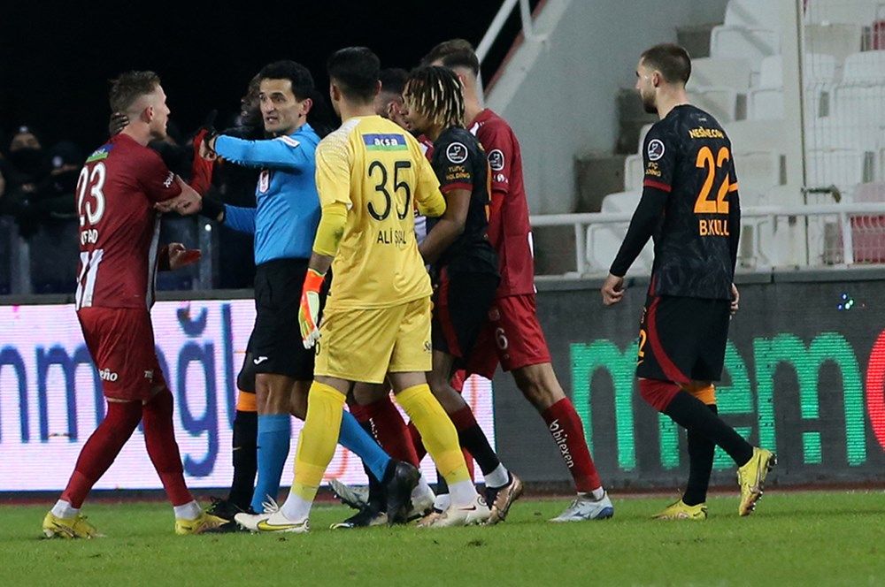 Hakemler Sivasspor - Galatasaray maçındaki olay yaratan pozisyonu konuştu! "Açık bir hata yok, skandal bir hata var" 4
