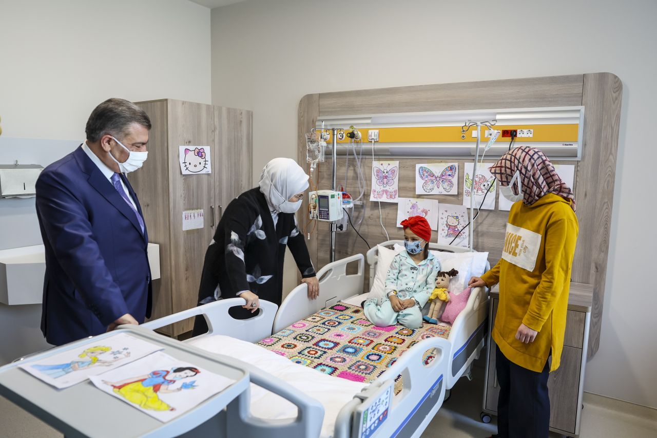 Emine Erdoğan'dan kanser hastası çocuklara moral ziyareti 3
