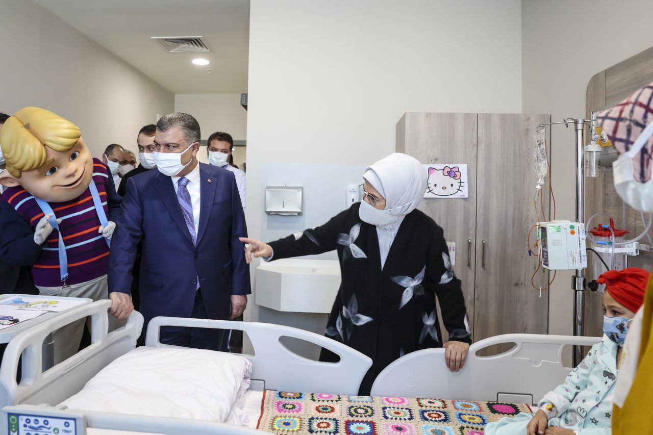 Emine Erdoğan'dan kanser hastası çocuklara moral ziyareti 2