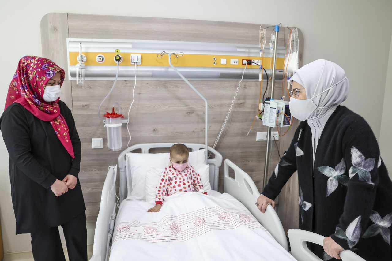 Emine Erdoğan'dan kanser hastası çocuklara moral ziyareti 4