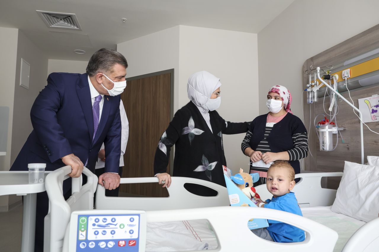 Emine Erdoğan'dan kanser hastası çocuklara moral ziyareti 5