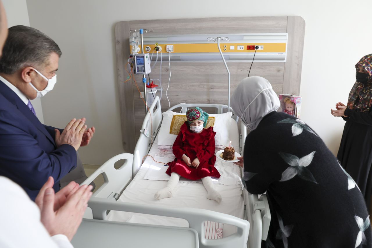 Emine Erdoğan'dan kanser hastası çocuklara moral ziyareti 8