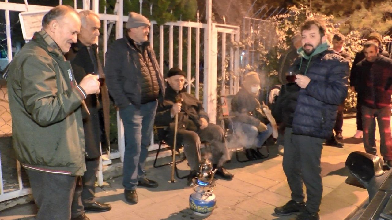 EYT'de zamsız borçlanmadan yararlanmak isteyen vatandaşlar gece yarısı SGK'ya akın etti 1