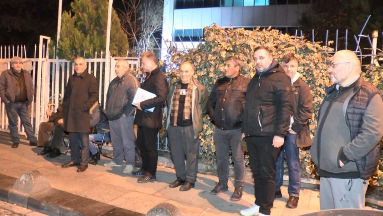 EYT'de zamsız borçlanmadan yararlanmak isteyen vatandaşlar gece yarısı SGK'ya akın etti 4