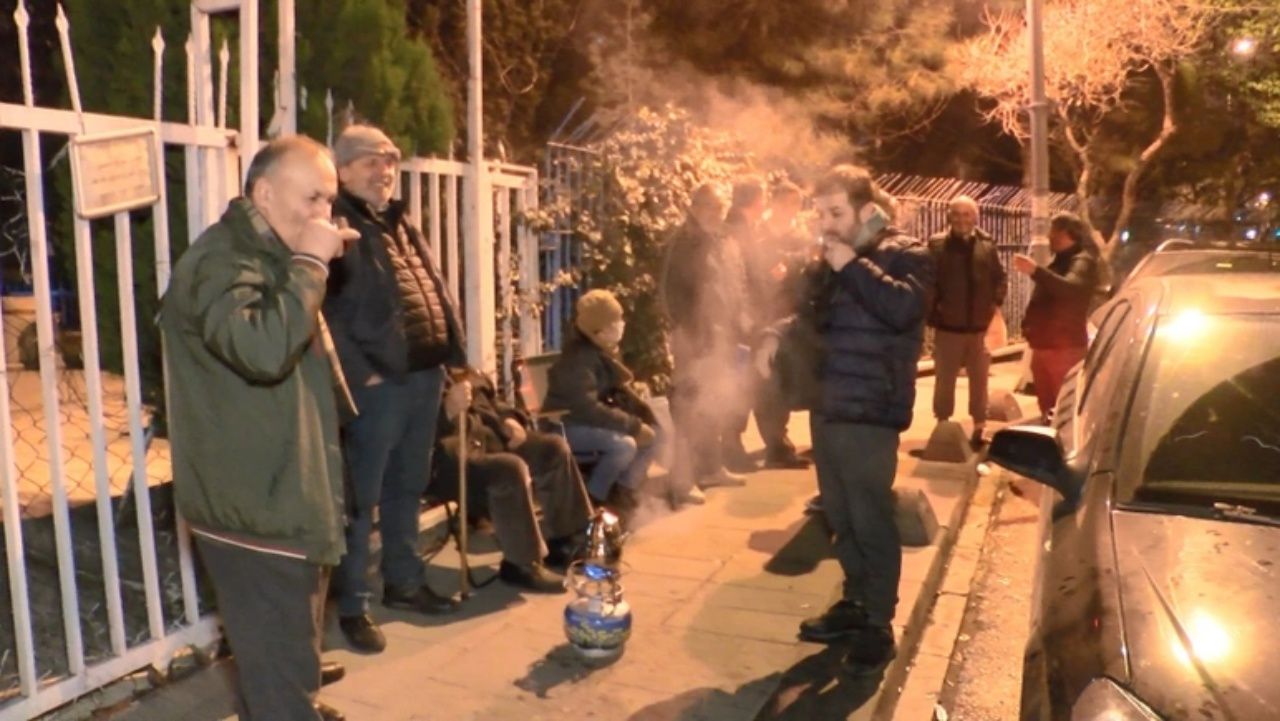 EYT'de zamsız borçlanmadan yararlanmak isteyen vatandaşlar gece yarısı SGK'ya akın etti 5