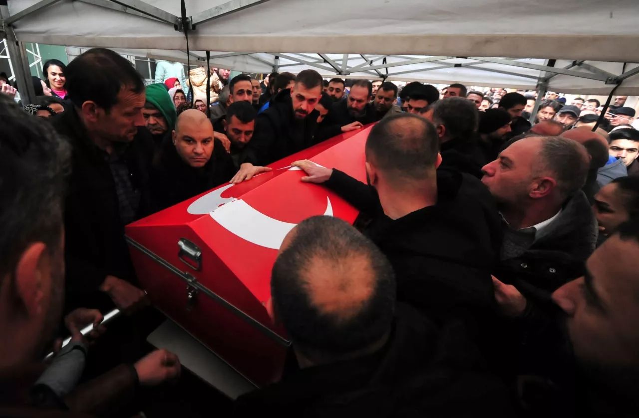 Ülkü Ocakları eski Genel Başkanı Sinan Ateş son yolculuğuna uğurlandı! Gözyaşları sel oldu... 3