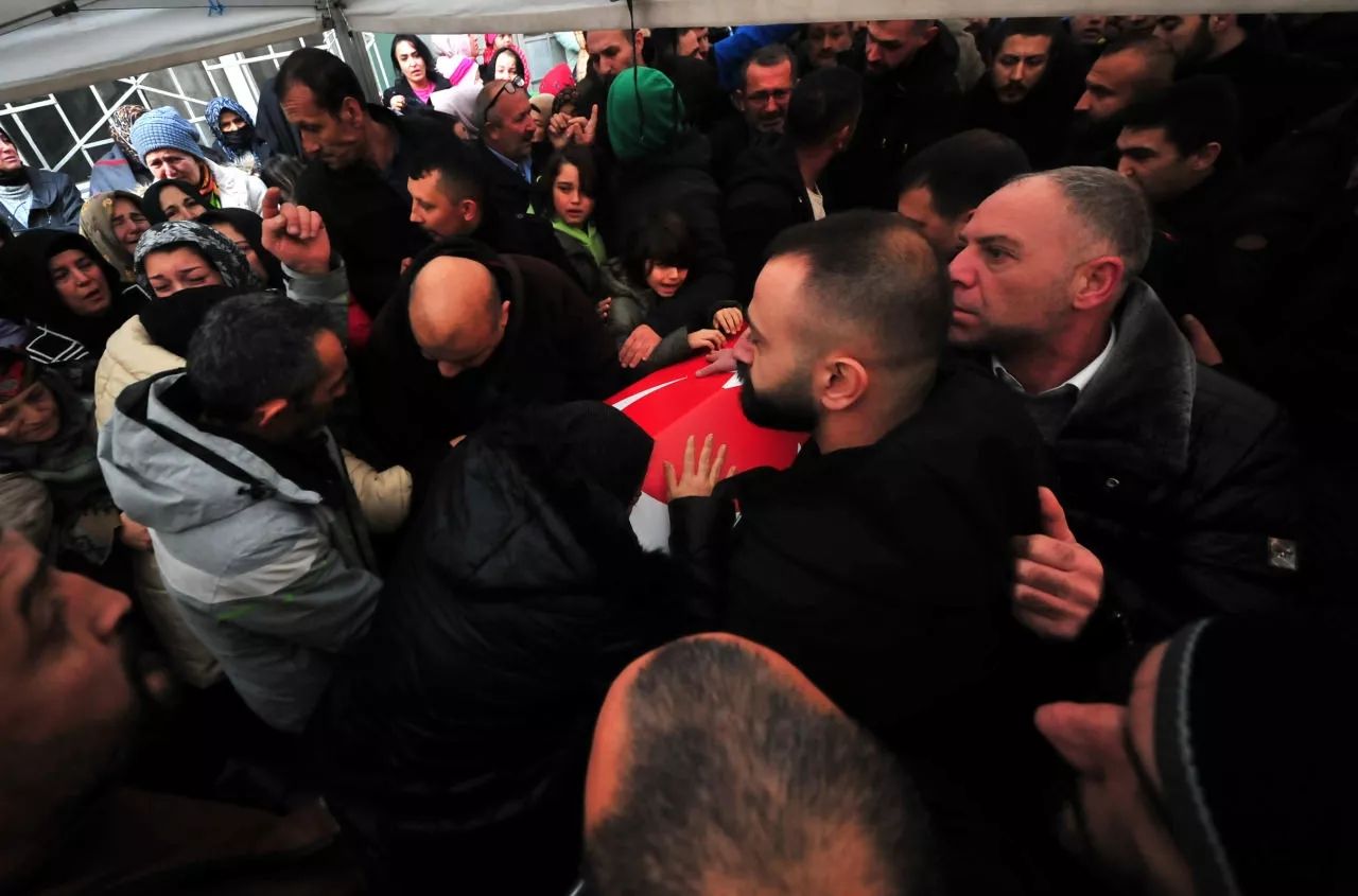 Ülkü Ocakları eski Genel Başkanı Sinan Ateş son yolculuğuna uğurlandı! Gözyaşları sel oldu... 4