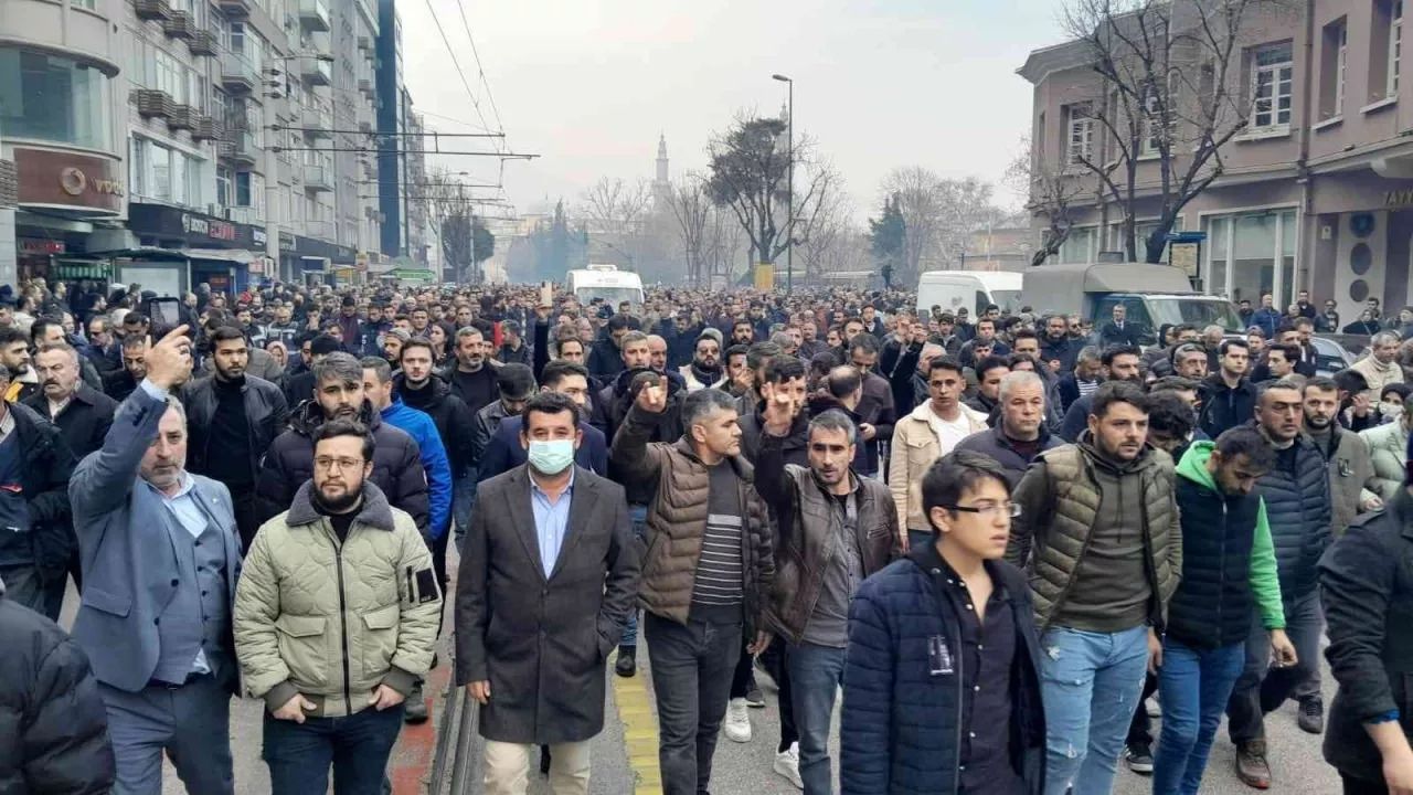 Ülkü Ocakları eski Genel Başkanı Sinan Ateş son yolculuğuna uğurlandı! Gözyaşları sel oldu... 6