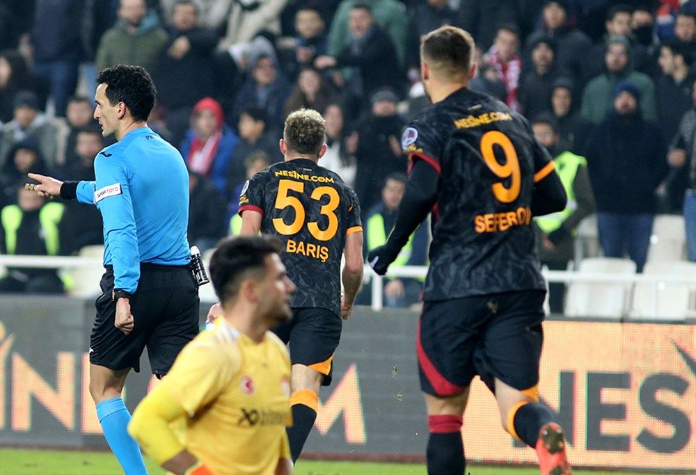 Sivasspor - Galatasaray maçındaki tartışmalı pozisyonun konuşması ortaya çıktı! "Sen golü iptal et..." 3