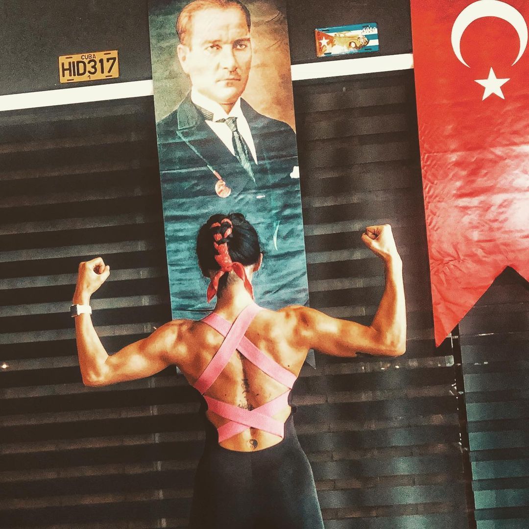 Herkes onu Arka Sıradakiler dizisiyle tanımıştı... Sevda Dalgıç estetikle bambaşka biri oldu 27