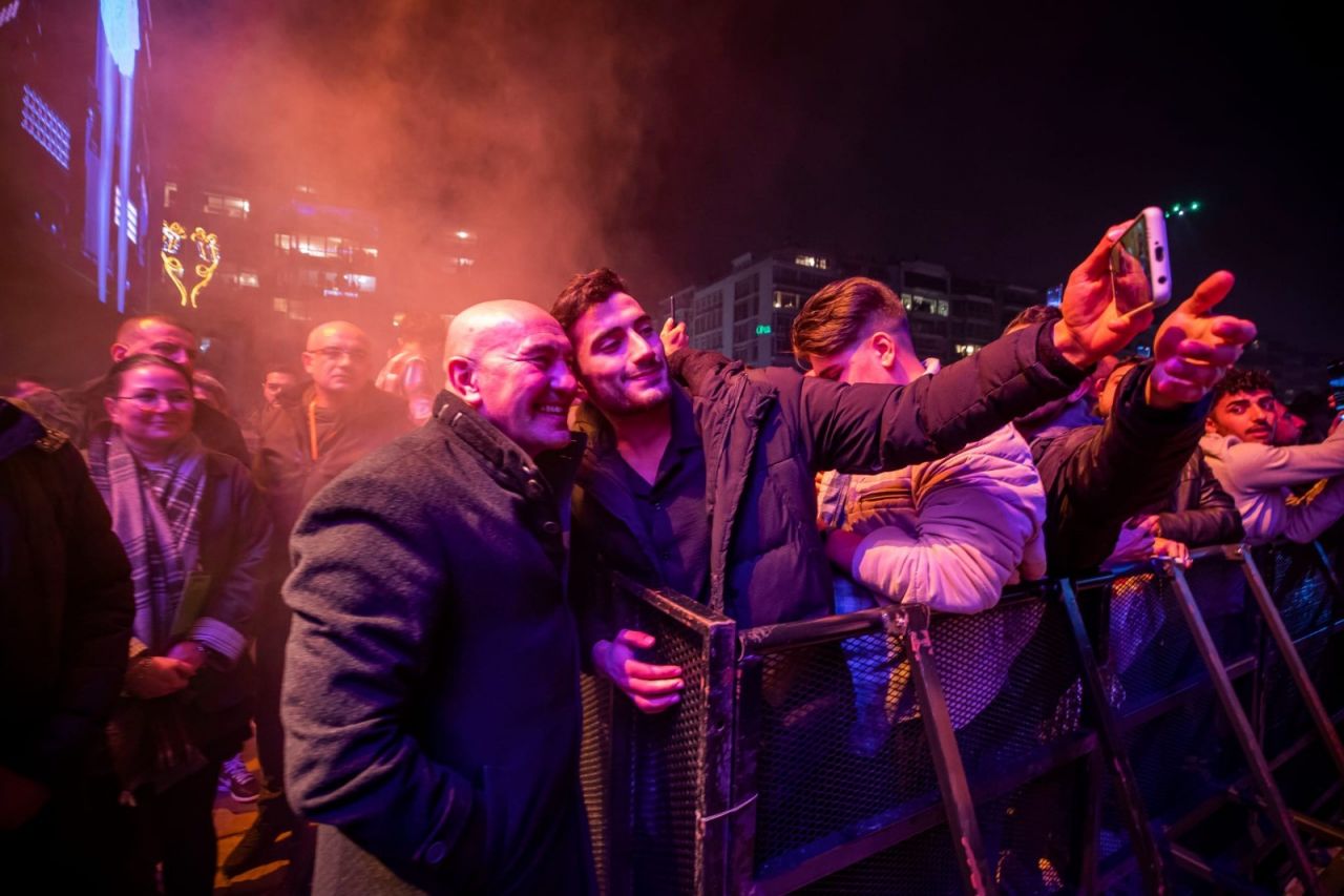 İzmirliler 2023'e Gülşen'le girdi 1