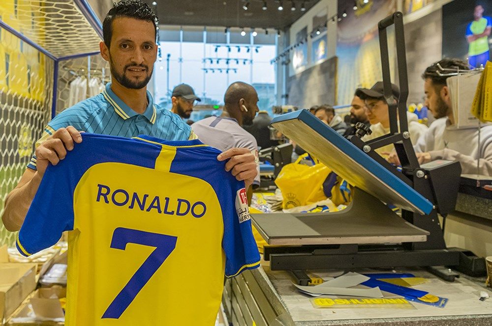 Suudi Arabistan'da çılgınlık! Cristiano Ronaldo formaları için ''yer yerinden oynadı...'' 12
