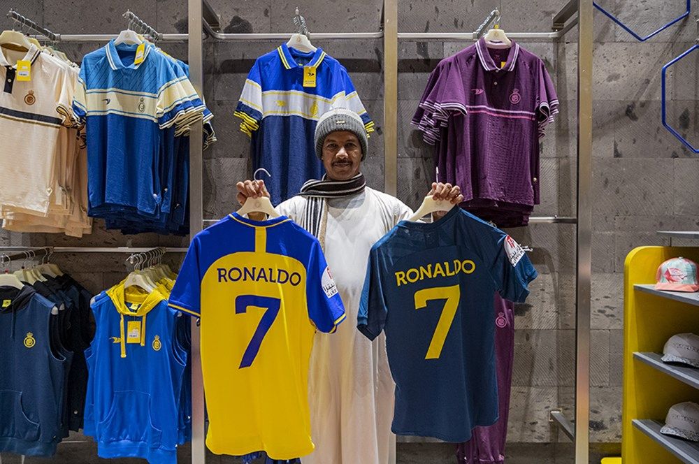 Suudi Arabistan'da çılgınlık! Cristiano Ronaldo formaları için ''yer yerinden oynadı...'' 7