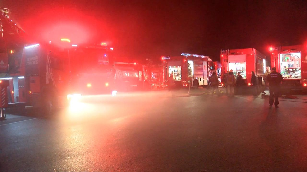 Kadıköy Bostancı sahilde korkutan tekne yangını: 6 tekne küle döndü 8