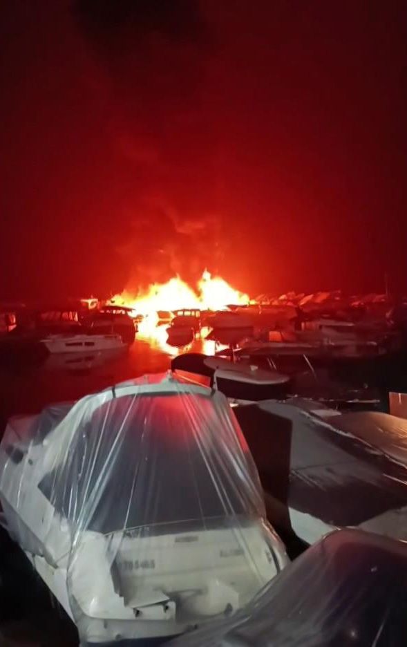 Kadıköy Bostancı sahilde korkutan tekne yangını: 6 tekne küle döndü 1