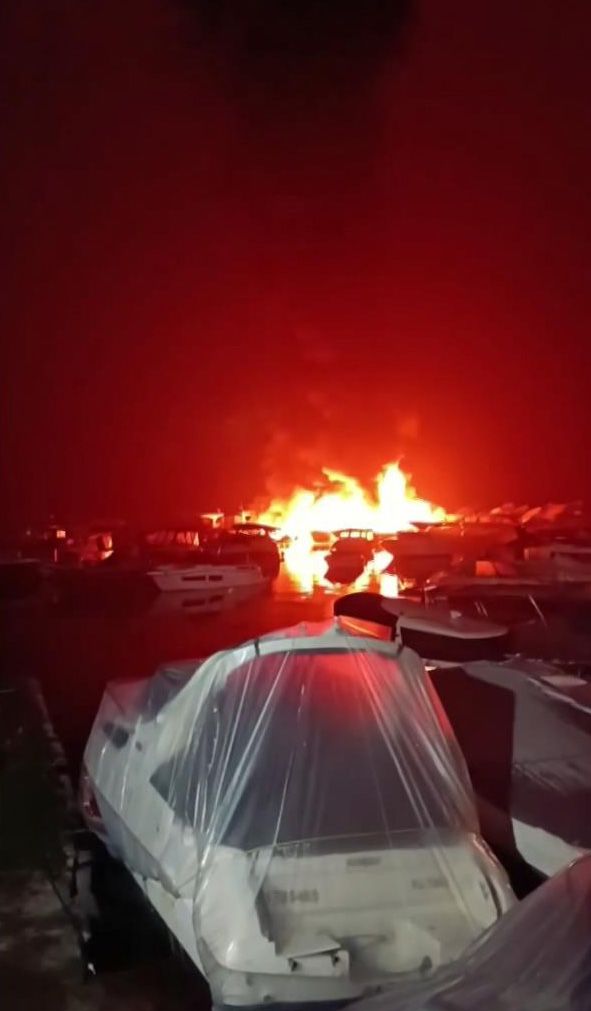 Kadıköy Bostancı sahilde korkutan tekne yangını: 6 tekne küle döndü 5