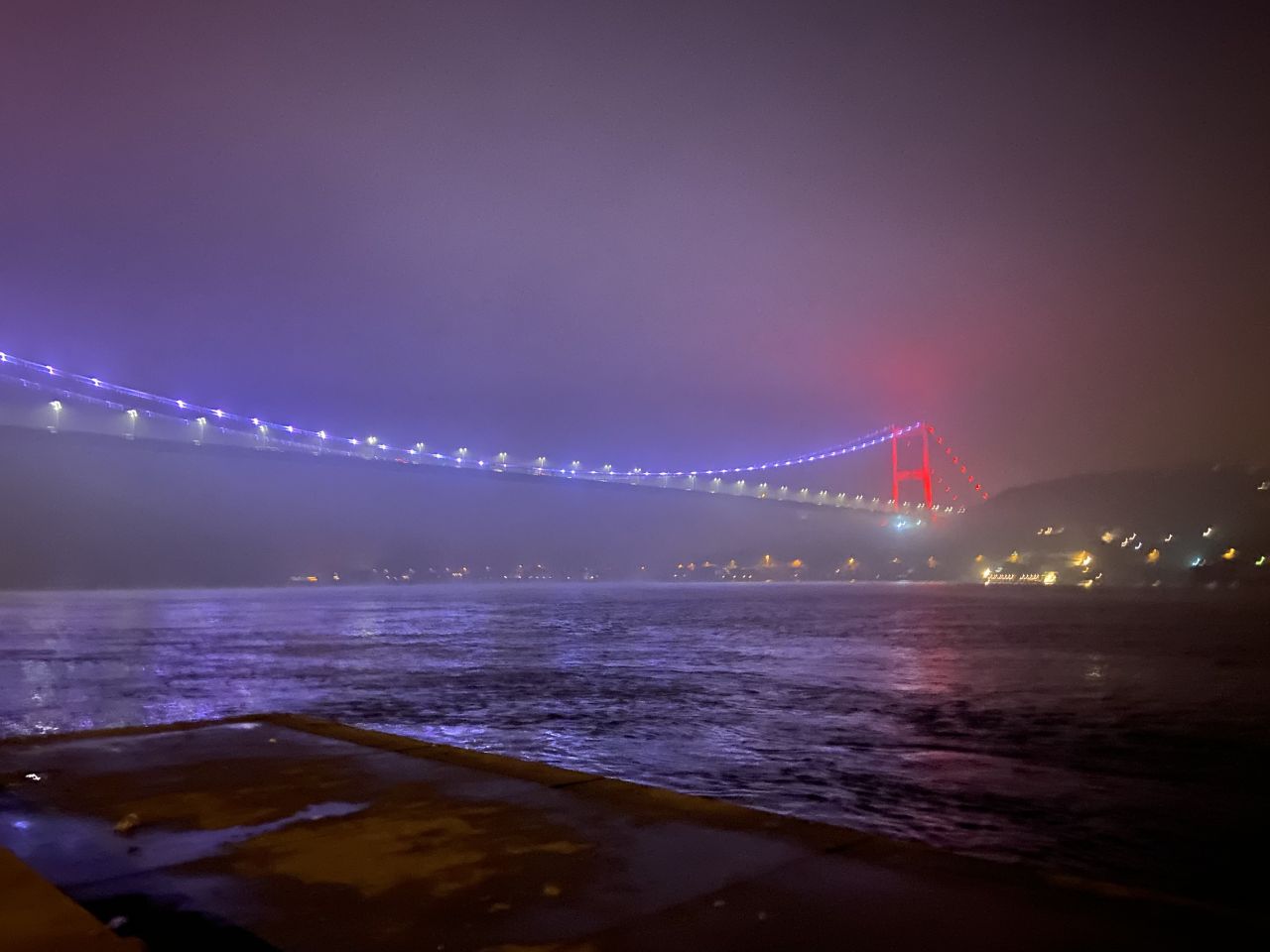 İstanbul'da sis nedeniyle sürücüler zor anlar yaşadı! Flaşörlerini yakarak ilerlediler 1