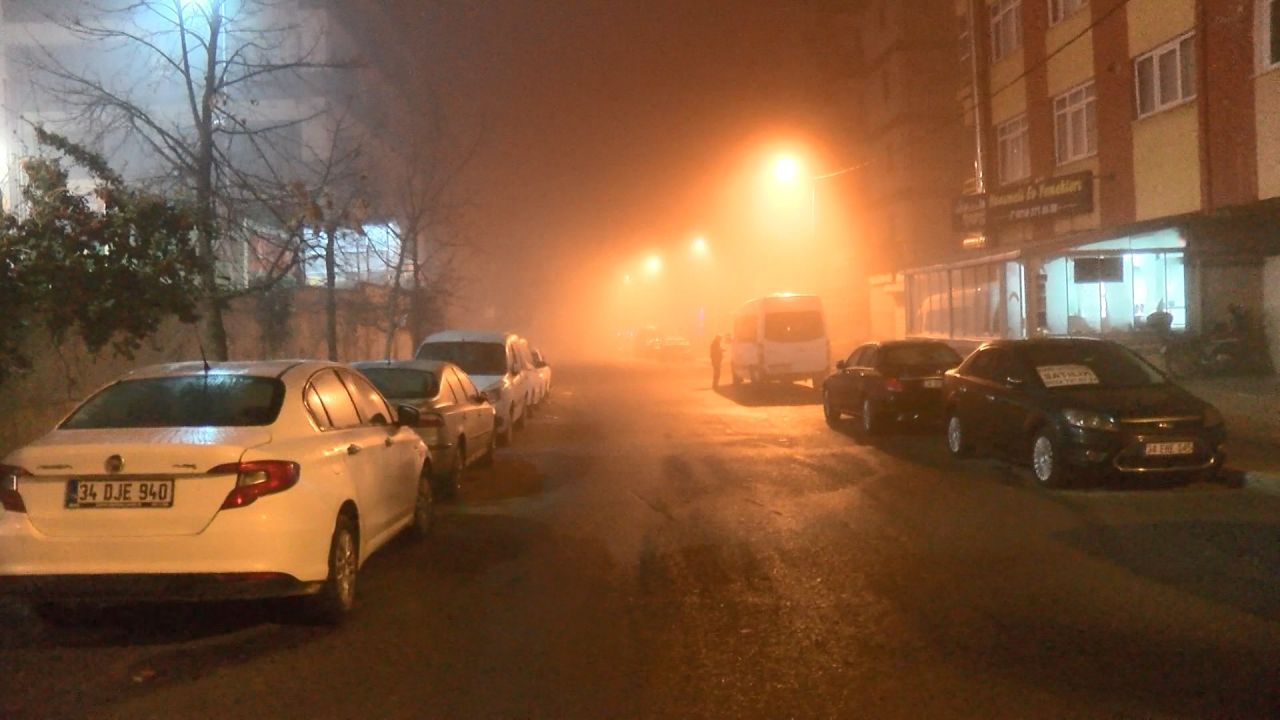 İstanbul'da sis nedeniyle sürücüler zor anlar yaşadı! Flaşörlerini yakarak ilerlediler 5