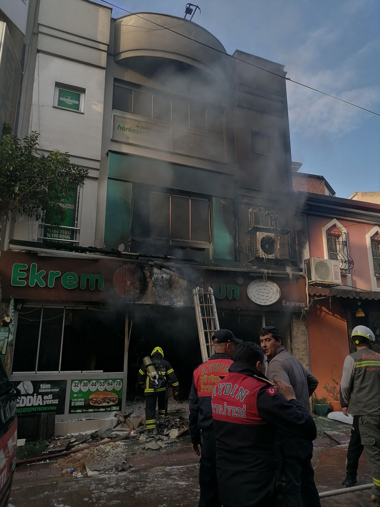 Nazilli’de 7 kişinin öldüğü restoranın işletmecisinin çocukları gazetecilere saldırdı! 2