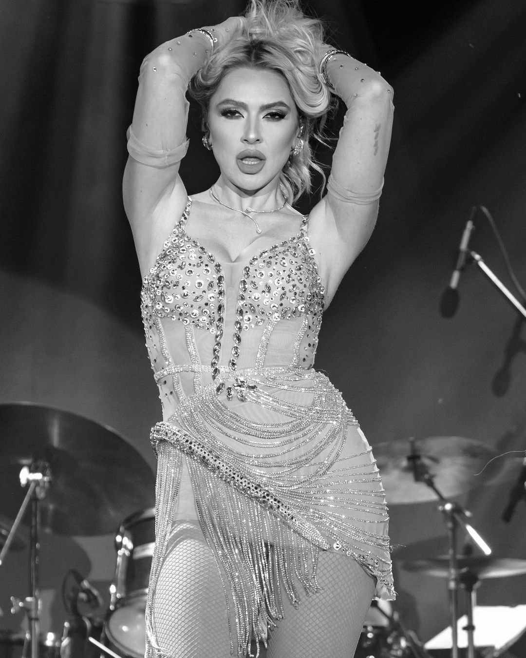 Yılbaşı gecesi Kıbrıs'ta sahne alan Hadise üzerinde servet taşıdı 6